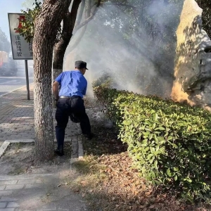 巡查途中遇火情，巢湖城管奋勇救火