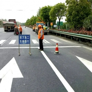 标线换“新衣” ，道路换新颜！巢湖1万多平方米的交通标志标线全部施划完毕